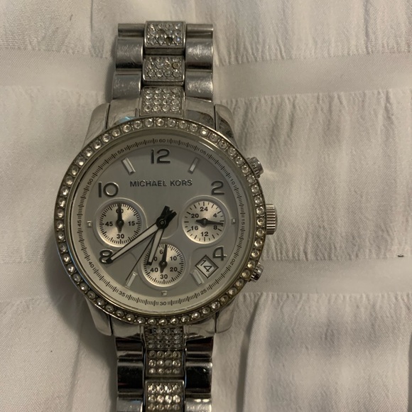 Michael Kors watch silver tone. - Picture 6 of 6